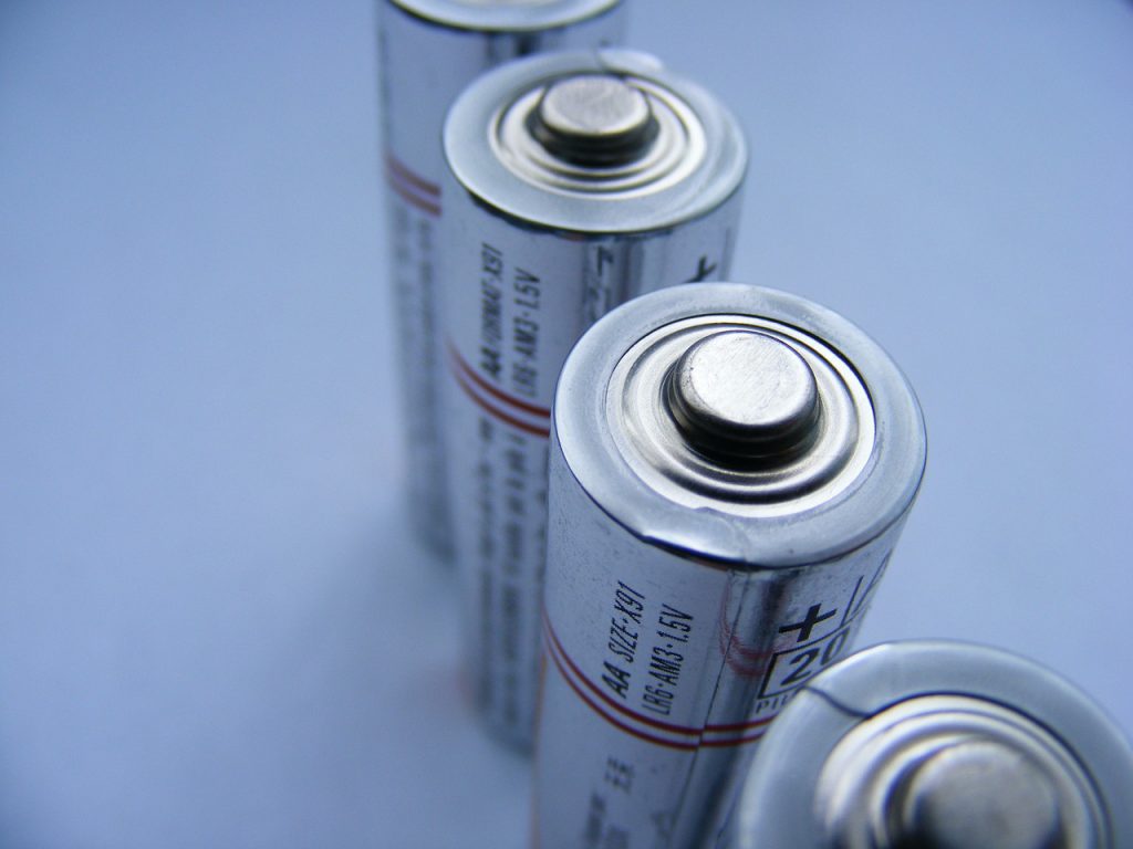 Baterie alkaliczne lepsze od tradycyjnych baterii węglowych.